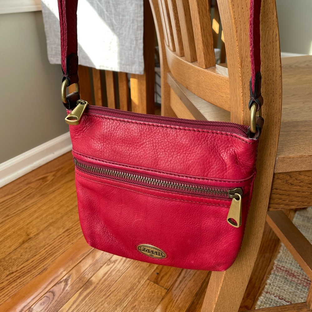 Fossil small cross over purse. Red. Like new.